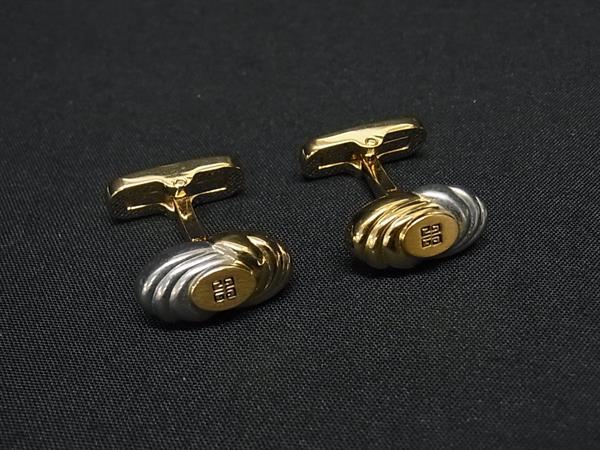 商品情報 ブランド名 GIVENCHY ジバンシィ 状態ランク ABランク(美品) ライン カラーゴールド系×シルバー系 素材 サイズ(cm) W 約1.8cm　H 約0.7cm サイズ(inch) W 約0.71inch　H 約0.28inch ポケット 付属品画像内にあるものが全てになります シリアル及び刻印 状態使用感小　擦れ小　くすみ □□□　状態ランクについて　□□□ 【N】　新品 【S】　未使用品（展示品など） 【A】　傷汚れが少なく状態の良い商品 【B】　程よい使用感や多少の傷、汚れはあるが程度良好の商品 【C】　使用感の他、目立つ傷や汚れが見れる商品 【D】　かなり大きな痛みがある難あり商品 ※記載させていただきました状態説明・ランクは、あくまで弊社基準にて判断したものとなります。 その為、個人差による主観の差が生じる場合も御座いますので、あらかじめご了承頂いた上で、ご検討下さいませ。 pleasure（株式会社peace）が販売しています。 出品中の商品につきましては全て正規品(本物）でございます。 （古物許可証第305521507463東京都公安委員会）