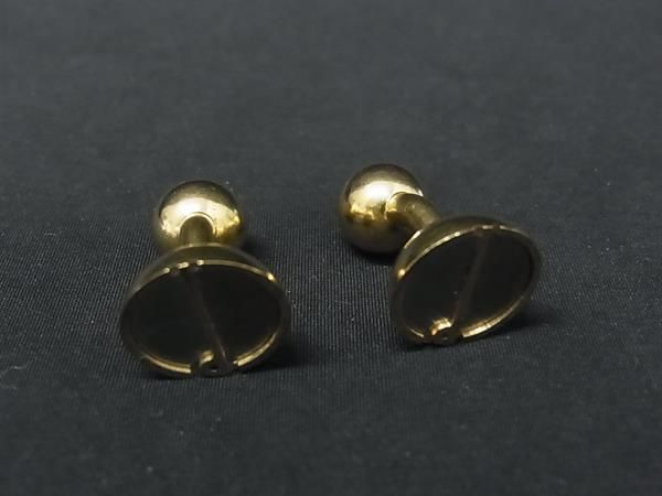 商品情報 ブランド名 dunhill ダンヒル 状態ランク ABランク(美品) ライン カラーゴールド系 素材 サイズ(cm) W 約1.4cm　H 約1.4cm サイズ(inch) W 約0.55inch　H 約0.55inch ポケット 付属品画像内にあるものが全てになります シリアル及び刻印 状態使用感　擦れ小　くすみ □□□　状態ランクについて　□□□ 【N】　新品 【S】　未使用品（展示品など） 【A】　傷汚れが少なく状態の良い商品 【B】　程よい使用感や多少の傷、汚れはあるが程度良好の商品 【C】　使用感の他、目立つ傷や汚れが見れる商品 【D】　かなり大きな痛みがある難あり商品 ※記載させていただきました状態説明・ランクは、あくまで弊社基準にて判断したものとなります。 その為、個人差による主観の差が生じる場合も御座いますので、あらかじめご了承頂いた上で、ご検討下さいませ。 pleasure（株式会社peace）が販売しています。 出品中の商品につきましては全て正規品(本物）でございます。 （古物許可証第305521507463東京都公安委員会）