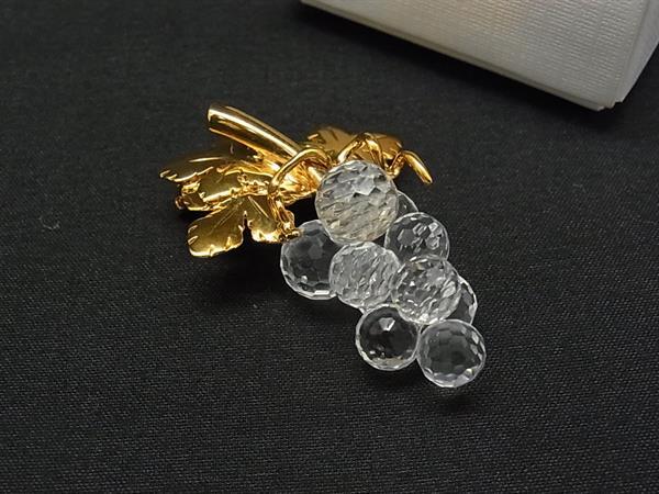■美品■ SWAROVSKI スワロフスキー グレープ ブドウ ピンブローチ ピンバッジ アクセサリー レディース クリア×ゴールド系 DN9196