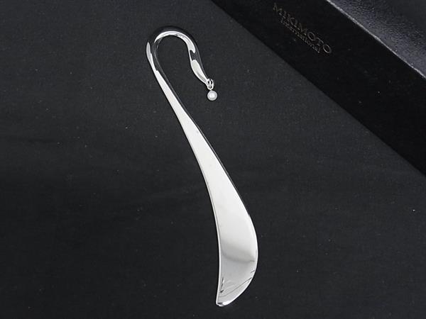 商品情報 ブランド名 MIKIMOTO ミキモト 状態ランク ABランク(美品) ライン カラーシルバー系×アイボリー系 素材 サイズ(cm) 全長:約12cmパール 約4mm サイズ(inch) 全長:約4.72inch ポケット 付属品画像内にあるものが全てになります シリアル及び刻印 状態擦れ小くすみ小 □□□　状態ランクについて　□□□ 【N】　新品 【S】　未使用品（展示品など） 【A】　傷汚れが少なく状態の良い商品 【B】　程よい使用感や多少の傷、汚れはあるが程度良好の商品 【C】　使用感の他、目立つ傷や汚れが見れる商品 【D】　かなり大きな痛みがある難あり商品 ※記載させていただきました状態説明・ランクは、あくまで弊社基準にて判断したものとなります。 その為、個人差による主観の差が生じる場合も御座いますので、あらかじめご了承頂いた上で、ご検討下さいませ。 pleasure（株式会社peace）が販売しています。 出品中の商品につきましては全て正規品(本物）でございます。 （古物許可証第305521507463東京都公安委員会）