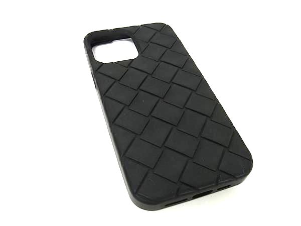 商品情報 ブランド名 BOTTEGA VENETA ボッテガヴェネタ 状態ランク ABランク(美品) ライン カラーブラック系 素材 ラバー サイズ(cm) W 約8.2cm　H 約16.6cm　D 約1.4cm サイズ(inch) ポケット 付属品画像内にあるものが全てになります シリアル及び刻印 状態使用感小　擦れ小　汚れ小 □□□　状態ランクについて　□□□ 【N】　新品 【S】　未使用品（展示品など） 【A】　傷汚れが少なく状態の良い商品 【B】　程よい使用感や多少の傷、汚れはあるが程度良好の商品 【C】　使用感の他、目立つ傷や汚れが見れる商品 【D】　かなり大きな痛みがある難あり商品 ※記載させていただきました状態説明・ランクは、あくまで弊社基準にて判断したものとなります。 その為、個人差による主観の差が生じる場合も御座いますので、あらかじめご了承頂いた上で、ご検討下さいませ。 pleasure（株式会社peace）が販売しています。 出品中の商品につきましては全て正規品(本物）でございます。 （古物許可証第305521507463東京都公安委員会）