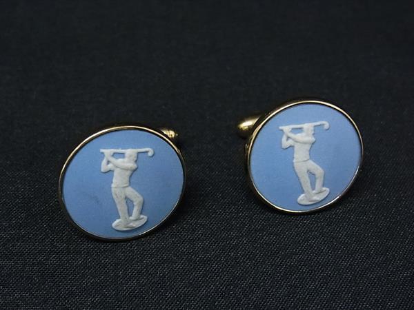 商品情報 ブランド名 WEDGWOOD ウェッジウッド 状態ランク Bランク ライン カラーブルー系×ゴールド系 素材 サイズ(cm) W 約2cm　H 約2cm サイズ(inch) W 約0.79inch　H 約0.79inch ポケット 付属品画像内にあるものが全てになります シリアル及び刻印 状態使用感　擦れ小　汚れ小金具歪み □□□　状態ランクについて　□□□ 【N】　新品 【S】　未使用品（展示品など） 【A】　傷汚れが少なく状態の良い商品 【B】　程よい使用感や多少の傷、汚れはあるが程度良好の商品 【C】　使用感の他、目立つ傷や汚れが見れる商品 【D】　かなり大きな痛みがある難あり商品 ※記載させていただきました状態説明・ランクは、あくまで弊社基準にて判断したものとなります。 その為、個人差による主観の差が生じる場合も御座いますので、あらかじめご了承頂いた上で、ご検討下さいませ。 pleasure（株式会社peace）が販売しています。 出品中の商品につきましては全て正規品(本物）でございます。 （古物許可証第305521507463東京都公安委員会）