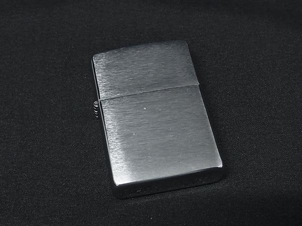 商品情報 ブランド名 ZIPPO ジッポー 状態ランク Aランク(美品) ライン カラーシルバー系 素材 サイズ(cm) W 約3.6cm　H 約5.6cm　D 約1.2cm サイズ(inch) W 約1.42inch　H 約2.20inch　D 約0.47inch ポケット 付属品画像内にあるものが全てになります シリアル及び刻印 状態擦れ小　小傷着火未確認　着火保証無し　現状渡し □□□　状態ランクについて　□□□ 【N】　新品 【S】　未使用品（展示品など） 【A】　傷汚れが少なく状態の良い商品 【B】　程よい使用感や多少の傷、汚れはあるが程度良好の商品 【C】　使用感の他、目立つ傷や汚れが見れる商品 【D】　かなり大きな痛みがある難あり商品 ※記載させていただきました状態説明・ランクは、あくまで弊社基準にて判断したものとなります。 その為、個人差による主観の差が生じる場合も御座いますので、あらかじめご了承頂いた上で、ご検討下さいませ。 pleasure（株式会社peace）が販売しています。 出品中の商品につきましては全て正規品(本物）でございます。 （古物許可証第305521507463東京都公安委員会）