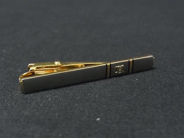 商品情報 ブランド名 CELINE セリーヌ 状態ランク Bランク ライン カラーシルバー系×ゴールド系 素材 サイズ(cm) 全長:約5cm サイズ(inch) 全長:約1.97inch ポケット 付属品画像内にあるものが全てになります シリアル及び刻印 状態使用感　擦れ小　小傷歪み小 □□□　状態ランクについて　□□□ 【N】　新品 【S】　未使用品（展示品など） 【A】　傷汚れが少なく状態の良い商品 【B】　程よい使用感や多少の傷、汚れはあるが程度良好の商品 【C】　使用感の他、目立つ傷や汚れが見れる商品 【D】　かなり大きな痛みがある難あり商品 ※記載させていただきました状態説明・ランクは、あくまで弊社基準にて判断したものとなります。 その為、個人差による主観の差が生じる場合も御座いますので、あらかじめご了承頂いた上で、ご検討下さいませ。 pleasure（株式会社peace）が販売しています。 出品中の商品につきましては全て正規品(本物）でございます。 （古物許可証第305521507463東京都公安委員会）