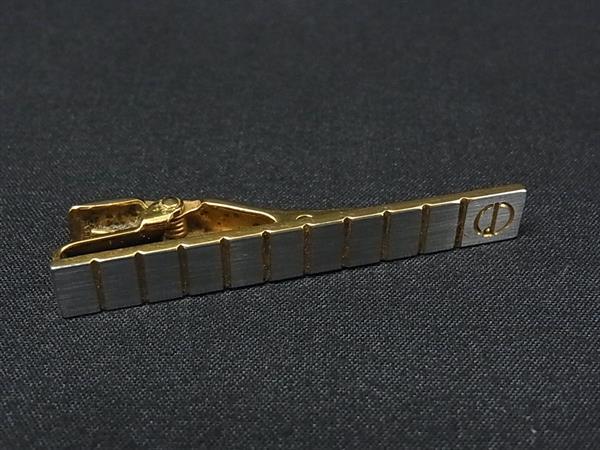 商品情報 ブランド名 dunhill ダンヒル 状態ランク Bランク ライン カラーゴールド系×シルバー系 素材 サイズ(cm) 全長:約5.3cm サイズ(inch) 全長:約2.09inch ポケット 付属品画像内にあるものが全てになります シリアル及び刻印 状態使用感小　擦れ　汚れ小　小傷歪み小 □□□　状態ランクについて　□□□ 【N】　新品 【S】　未使用品（展示品など） 【A】　傷汚れが少なく状態の良い商品 【B】　程よい使用感や多少の傷、汚れはあるが程度良好の商品 【C】　使用感の他、目立つ傷や汚れが見れる商品 【D】　かなり大きな痛みがある難あり商品 ※記載させていただきました状態説明・ランクは、あくまで弊社基準にて判断したものとなります。 その為、個人差による主観の差が生じる場合も御座いますので、あらかじめご了承頂いた上で、ご検討下さいませ。 pleasure（株式会社peace）が販売しています。 出品中の商品につきましては全て正規品(本物）でございます。 （古物許可証第305521507463東京都公安委員会）