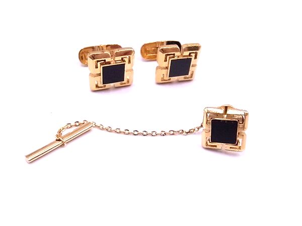 商品情報 ブランド名 GIVENCHY ジバンシィ 状態ランク Bランク ライン カラーゴールド系 素材 サイズ(cm) カフス W 約1.5cm H 約1.5cmタイチェーン 全長 約6cm サイズ(inch) ポケット 付属品画像内にあるものが全てになります シリアル及び刻印 状態使用感小　擦れ小 □□□　状態ランクについて　□□□ 【N】　新品 【S】　未使用品（展示品など） 【A】　傷汚れが少なく状態の良い商品 【B】　程よい使用感や多少の傷、汚れはあるが程度良好の商品 【C】　使用感の他、目立つ傷や汚れが見れる商品 【D】　かなり大きな痛みがある難あり商品 ※記載させていただきました状態説明・ランクは、あくまで弊社基準にて判断したものとなります。 その為、個人差による主観の差が生じる場合も御座いますので、あらかじめご了承頂いた上で、ご検討下さいませ。 pleasure（株式会社peace）が販売しています。 出品中の商品につきましては全て正規品(本物）でございます。 （古物許可証第305521507463東京都公安委員会）