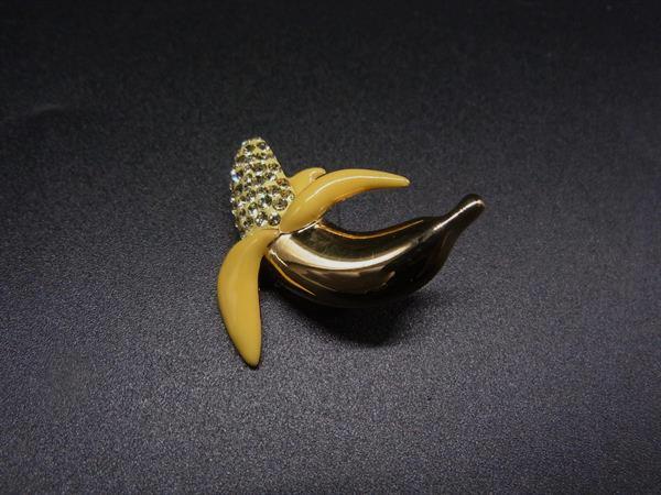 ■美品■ SWAROVSKI スワロフスキー クリスタル バナナ ブローチ ピンバッジ アクセサリー ゴールド系×イエロー系 DN2930