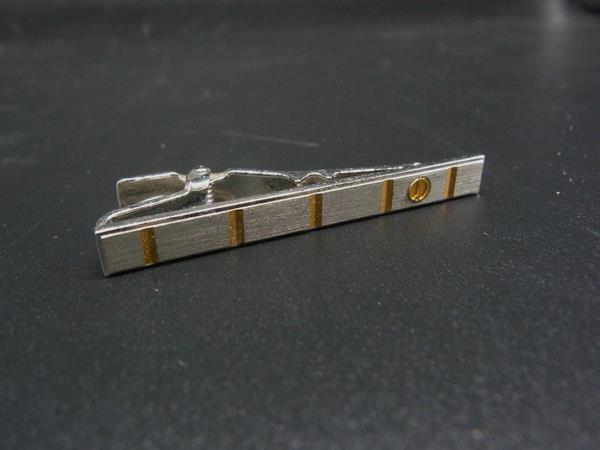 商品情報 ブランド名 dunhill ダンヒル 状態ランク ABランク(美品) ライン カラーシルバー系×ゴールド系 素材 サイズ(cm) 全長:約5cm サイズ(inch) 全長:約1.97inch ポケット 付属品画像内にあるものが全てになります シリアル及び刻印 状態使用感小　汚れ小　小傷　くすみ □□□　状態ランクについて　□□□ 【N】　新品 【S】　未使用品（展示品など） 【A】　傷汚れが少なく状態の良い商品 【B】　程よい使用感や多少の傷、汚れはあるが程度良好の商品 【C】　使用感の他、目立つ傷や汚れが見れる商品 【D】　かなり大きな痛みがある難あり商品 ※記載させていただきました状態説明・ランクは、あくまで弊社基準にて判断したものとなります。 その為、個人差による主観の差が生じる場合も御座いますので、あらかじめご了承頂いた上で、ご検討下さいませ。 pleasure（株式会社peace）が販売しています。 出品中の商品につきましては全て正規品(本物）でございます。 （古物許可証第305521507463東京都公安委員会）