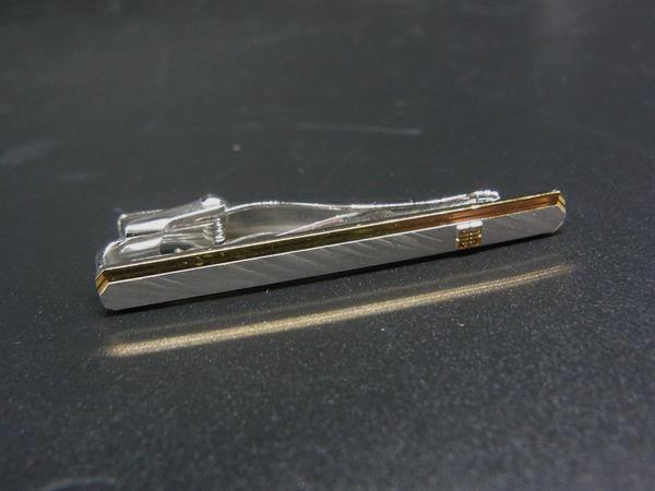 商品情報 ブランド名 GIVENCHY ジバンシィ 状態ランク ABランク ライン カラーシルバー系×ゴールド系 素材 サイズ(cm) 全長:約5cm サイズ(inch) 全長:約1.97inch ポケット 付属品画像内にあるものが全てになります シリアル及び刻印 状態使用感　擦れ　小傷　くすみ □□□　状態ランクについて　□□□ 【N】　新品 【S】　未使用品（展示品など） 【A】　傷汚れが少なく状態の良い商品 【B】　程よい使用感や多少の傷、汚れはあるが程度良好の商品 【C】　使用感の他、目立つ傷や汚れが見れる商品 【D】　かなり大きな痛みがある難あり商品 ※記載させていただきました状態説明・ランクは、あくまで弊社基準にて判断したものとなります。 その為、個人差による主観の差が生じる場合も御座いますので、あらかじめご了承頂いた上で、ご検討下さいませ。 pleasure（株式会社peace）が販売しています。 出品中の商品につきましては全て正規品(本物）でございます。 （古物許可証第305521507463東京都公安委員会）