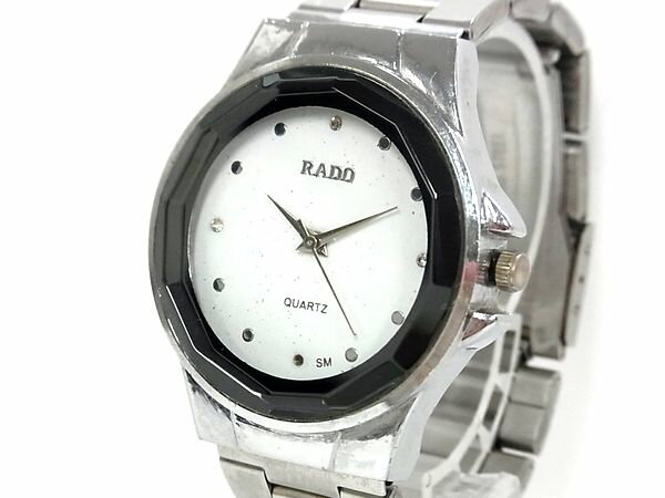 商品情報 ブランド名 RADO ラドー 状態ランク Bランク ライン カラーシルバー系×ブラック系 素材 SS サイズ(cm) フェイス 縦 約3.7cm　横 約3.7cm(リューズ含まず)　ブレス幅 (最大)約2cm　腕周り 約15.5cm サイズ(inch) ポケット 付属品画像内にあるものが全てになります シリアル及び刻印 状態使用感　擦れ小　汚れ小　小傷くすみ小電池残量未確認　動作未確認　日差不明　現状渡し □□□　状態ランクについて　□□□ 【N】　新品 【S】　未使用品（展示品など） 【A】　傷汚れが少なく状態の良い商品 【B】　程よい使用感や多少の傷、汚れはあるが程度良好の商品 【C】　使用感の他、目立つ傷や汚れが見れる商品 【D】　かなり大きな痛みがある難あり商品 ※記載させていただきました状態説明・ランクは、あくまで弊社基準にて判断したものとなります。 その為、個人差による主観の差が生じる場合も御座いますので、あらかじめご了承頂いた上で、ご検討下さいませ。 pleasure（株式会社peace）が販売しています。 出品中の商品につきましては全て正規品(本物）でございます。 （古物許可証第305521507463東京都公安委員会）