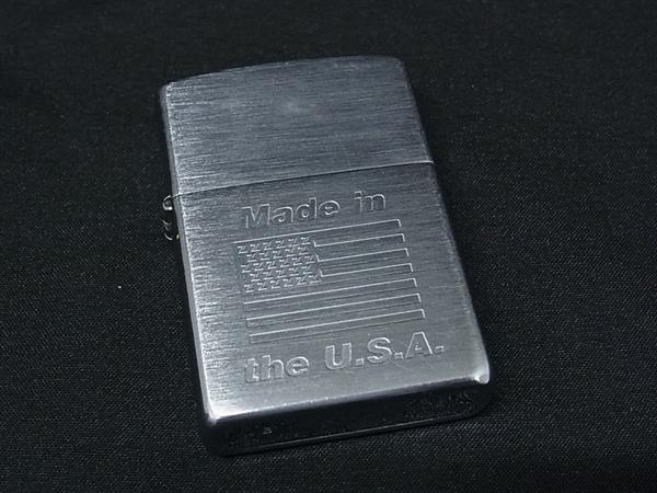 商品情報 ブランド名 ZIPPO ジッポー 状態ランク Bランク ライン カラーシルバー系 素材 サイズ(cm) W 約3.5cm　H 約5.5cm　D 約1.2cm サイズ(inch) W 約1.38inch　H 約2.17inch　D 約0.47inch ポケット 付属品画像内にあるものが全てになります シリアル及び刻印 状態使用感　擦れ　くすみ着火未確認　着火保証無し　現状渡し □□□　状態ランクについて　□□□ 【N】　新品 【S】　未使用品（展示品など） 【A】　傷汚れが少なく状態の良い商品 【B】　程よい使用感や多少の傷、汚れはあるが程度良好の商品 【C】　使用感の他、目立つ傷や汚れが見れる商品 【D】　かなり大きな痛みがある難あり商品 ※記載させていただきました状態説明・ランクは、あくまで弊社基準にて判断したものとなります。 その為、個人差による主観の差が生じる場合も御座いますので、あらかじめご了承頂いた上で、ご検討下さいませ。 pleasure（株式会社peace）が販売しています。 出品中の商品につきましては全て正規品(本物）でございます。 （古物許可証第305521507463東京都公安委員会）