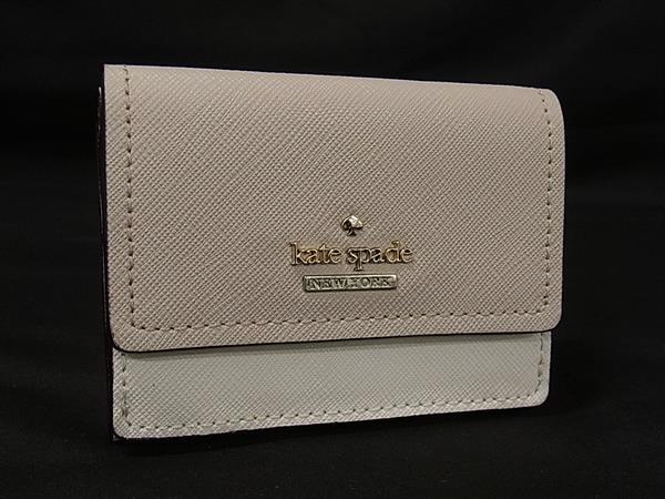 商品情報 ブランド名 kate spade ケイトスペード 状態ランク ABランク(美品) ライン カラーアイボリー系×ベージュ系 素材 レザー サイズ(cm) W 約9.5cm　H 約7cm　D 約2cm サイズ(inch) W 約3.74inch　H 約2.76inch　D 約0.79inch ポケット札入れ×1　小銭入れ×1　カード入れ×3 付属品画像内にあるものが全てになります シリアル及び刻印 状態使用感小　擦れ小　汚れ小　金具小傷押し跡小　ノリ汚れ小 □□□　状態ランクについて　□□□ 【N】　新品 【S】　未使用品（展示品など） 【A】　傷汚れが少なく状態の良い商品 【B】　程よい使用感や多少の傷、汚れはあるが程度良好の商品 【C】　使用感の他、目立つ傷や汚れが見れる商品 【D】　かなり大きな痛みがある難あり商品 ※記載させていただきました状態説明・ランクは、あくまで弊社基準にて判断したものとなります。 その為、個人差による主観の差が生じる場合も御座いますので、あらかじめご了承頂いた上で、ご検討下さいませ。 pleasure（株式会社peace）が販売しています。 出品中の商品につきましては全て正規品(本物）でございます。 （古物許可証第305521507463東京都公安委員会）
