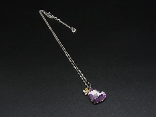 商品情報 ブランド名 SWAROVSKI スワロフスキー 状態ランク ABランク(美品) ライン カラーシルバー系 素材 サイズ(cm) 全長:約44cmトップ:W 約1.5cm　H 約1.3cm サイズ(inch) 全長:約17.32inch ポケット 付属品画像内にあるものが全てになります シリアル及び刻印 状態使用感小　擦れ小　汚れ　小傷　くすみ □□□　状態ランクについて　□□□ 【N】　新品 【S】　未使用品（展示品など） 【A】　傷汚れが少なく状態の良い商品 【B】　程よい使用感や多少の傷、汚れはあるが程度良好の商品 【C】　使用感の他、目立つ傷や汚れが見れる商品 【D】　かなり大きな痛みがある難あり商品 ※記載させていただきました状態説明・ランクは、あくまで弊社基準にて判断したものとなります。 その為、個人差による主観の差が生じる場合も御座いますので、あらかじめご了承頂いた上で、ご検討下さいませ。 pleasure（株式会社peace）が販売しています。 出品中の商品につきましては全て正規品(本物）でございます。 （古物許可証第305521507463東京都公安委員会）
