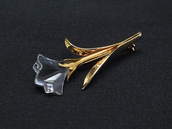 商品情報 ブランド名 SWAROVSKI スワロフスキー 状態ランク Aランク(美品) ライン カラーゴールド系×クリア 素材 サイズ(cm) 全長:約4.5cm サイズ(inch) 全長:約1.77inch ポケット 付属品画像内にあるものが全てになります シリアル及び刻印 状態使用感小　擦れ小 □□□　状態ランクについて　□□□ 【N】　新品 【S】　未使用品（展示品など） 【A】　傷汚れが少なく状態の良い商品 【B】　程よい使用感や多少の傷、汚れはあるが程度良好の商品 【C】　使用感の他、目立つ傷や汚れが見れる商品 【D】　かなり大きな痛みがある難あり商品 ※記載させていただきました状態説明・ランクは、あくまで弊社基準にて判断したものとなります。 その為、個人差による主観の差が生じる場合も御座いますので、あらかじめご了承頂いた上で、ご検討下さいませ。 pleasure（株式会社peace）が販売しています。 出品中の商品につきましては全て正規品(本物）でございます。 （古物許可証第305521507463東京都公安委員会）