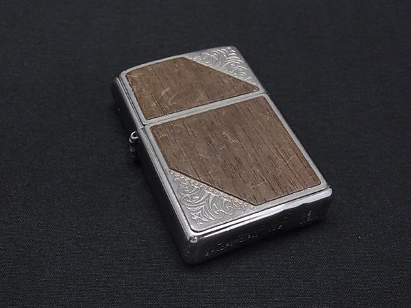 商品情報 ブランド名 ZIPPO ジッポー 状態ランク Bランク ライン カラーシルバー系×ブラウン系 素材 サイズ(cm) W 約3.7cm　H 約5.5cm　D 約1.2cm サイズ(inch) W 約1.46inch　H 約2.17inch　D 約0.47inch ポケット 付属品画像内にあるものが全てになります シリアル及び刻印 状態使用感　擦れ　汚れ小　くすみ凹み　着火未確認　着火保証無し　現状渡し □□□　状態ランクについて　□□□ 【N】　新品 【S】　未使用品（展示品など） 【A】　傷汚れが少なく状態の良い商品 【B】　程よい使用感や多少の傷、汚れはあるが程度良好の商品 【C】　使用感の他、目立つ傷や汚れが見れる商品 【D】　かなり大きな痛みがある難あり商品 ※記載させていただきました状態説明・ランクは、あくまで弊社基準にて判断したものとなります。 その為、個人差による主観の差が生じる場合も御座いますので、あらかじめご了承頂いた上で、ご検討下さいませ。 pleasure（株式会社peace）が販売しています。 出品中の商品につきましては全て正規品(本物）でございます。 （古物許可証第305521507463東京都公安委員会）