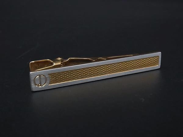 商品情報 ブランド名 dunhill ダンヒル 状態ランク Bランク ライン カラーシルバー系×ゴールド系 素材 サイズ(cm) 全長:約5cm サイズ(inch) 全長:約1.97inch ポケット 付属品画像内にあるものが全てになります シリアル及び刻印 状態使用感　擦れ　汚れ小　小傷　くすみ □□□　状態ランクについて　□□□ 【N】　新品 【S】　未使用品（展示品など） 【A】　傷汚れが少なく状態の良い商品 【B】　程よい使用感や多少の傷、汚れはあるが程度良好の商品 【C】　使用感の他、目立つ傷や汚れが見れる商品 【D】　かなり大きな痛みがある難あり商品 ※記載させていただきました状態説明・ランクは、あくまで弊社基準にて判断したものとなります。 その為、個人差による主観の差が生じる場合も御座いますので、あらかじめご了承頂いた上で、ご検討下さいませ。 pleasure（株式会社peace）が販売しています。 出品中の商品につきましては全て正規品(本物）でございます。 （古物許可証第305521507463東京都公安委員会）