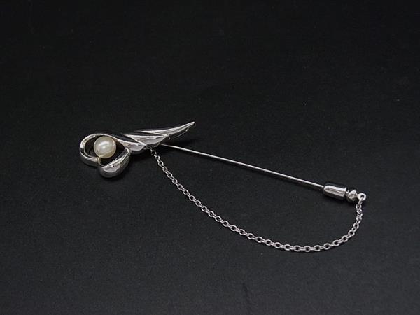 商品情報 ブランド名 TASAKI タサキ 状態ランク Bランク ライン カラーシルバー系 素材 SV925 サイズ(cm) 全長:約9cm幅:約2cmパール:約6mm サイズ(inch) 全長:約3.54inch ポケット 付属品画像内にあるものが全てになります シリアル及び刻印 状態使用感　擦れ　汚れ　小傷　くすみ □□□　状態ランクについて　□□□ 【N】　新品 【S】　未使用品（展示品など） 【A】　傷汚れが少なく状態の良い商品 【B】　程よい使用感や多少の傷、汚れはあるが程度良好の商品 【C】　使用感の他、目立つ傷や汚れが見れる商品 【D】　かなり大きな痛みがある難あり商品 ※記載させていただきました状態説明・ランクは、あくまで弊社基準にて判断したものとなります。 その為、個人差による主観の差が生じる場合も御座いますので、あらかじめご了承頂いた上で、ご検討下さいませ。 pleasure（株式会社peace）が販売しています。 出品中の商品につきましては全て正規品(本物）でございます。 （古物許可証第305521507463東京都公安委員会）