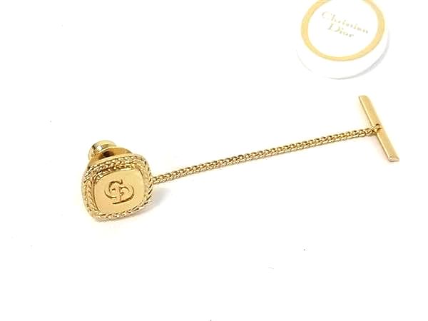 商品情報 ブランド名 ChristianDior クリスチャンディオール 状態ランク Aランク(美品) ライン カラーゴールド系 素材 サイズ(cm) 全長:約6.4cm サイズ(inch) 全長:約2.52inch ポケット 付属品画像内にあるものが全てになります シリアル及び刻印 状態使用感小　擦れ小　小傷 □□□　状態ランクについて　□□□ 【N】　新品 【S】　未使用品（展示品など） 【A】　傷汚れが少なく状態の良い商品 【B】　程よい使用感や多少の傷、汚れはあるが程度良好の商品 【C】　使用感の他、目立つ傷や汚れが見れる商品 【D】　かなり大きな痛みがある難あり商品 ※記載させていただきました状態説明・ランクは、あくまで弊社基準にて判断したものとなります。 その為、個人差による主観の差が生じる場合も御座いますので、あらかじめご了承頂いた上で、ご検討下さいませ。 pleasure（株式会社peace）が販売しています。 出品中の商品につきましては全て正規品(本物）でございます。 （古物許可証第305521507463東京都公安委員会）