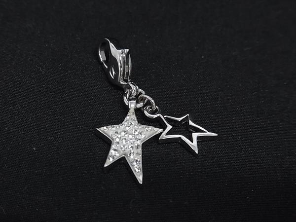 商品情報 ブランド名 SWAROVSKI スワロフスキー 状態ランク ABランク(美品) ライン カラーシルバー系 素材 サイズ(cm) 全長:約2cm サイズ(inch) 全長:約0.79inch ポケット 付属品画像内にあるものが全てになります シリアル及び刻印 状態使用感小　擦れ小　小傷くすみ小 □□□　状態ランクについて　□□□ 【N】　新品 【S】　未使用品（展示品など） 【A】　傷汚れが少なく状態の良い商品 【B】　程よい使用感や多少の傷、汚れはあるが程度良好の商品 【C】　使用感の他、目立つ傷や汚れが見れる商品 【D】　かなり大きな痛みがある難あり商品 ※記載させていただきました状態説明・ランクは、あくまで弊社基準にて判断したものとなります。 その為、個人差による主観の差が生じる場合も御座いますので、あらかじめご了承頂いた上で、ご検討下さいませ。 pleasure（株式会社peace）が販売しています。 出品中の商品につきましては全て正規品(本物）でございます。 （古物許可証第305521507463東京都公安委員会）