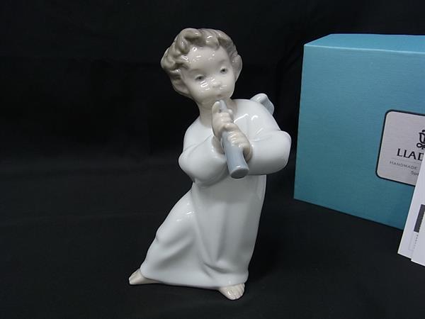 商品情報 ブランド名 LLADRO リヤドロ 状態ランク Sランク(未使用品) ライン カラーアイボリー系×ベージュ系 素材 サイズ(cm) W 約9cm　H 約15.5cm　D 約10.2cm サイズ(inch) W 約3.54inch　H 約6.10inch　D 約4.02inch ポケット 付属品画像内にあるものが全てになります シリアル及び刻印 状態擦れ小 □□□　状態ランクについて　□□□ 【N】　新品 【S】　未使用品（展示品など） 【A】　傷汚れが少なく状態の良い商品 【B】　程よい使用感や多少の傷、汚れはあるが程度良好の商品 【C】　使用感の他、目立つ傷や汚れが見れる商品 【D】　かなり大きな痛みがある難あり商品 ※記載させていただきました状態説明・ランクは、あくまで弊社基準にて判断したものとなります。 その為、個人差による主観の差が生じる場合も御座いますので、あらかじめご了承頂いた上で、ご検討下さいませ。 pleasure（株式会社peace）が販売しています。 出品中の商品につきましては全て正規品(本物）でございます。 （古物許可証第305521507463東京都公安委員会）