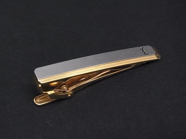 商品情報 ブランド名 YVESSAINTLAURENT イヴサンローラン 状態ランク Bランク ライン カラーゴールド系×シルバー系 素材 サイズ(cm) 全長:約5cm幅:約0.7cm サイズ(inch) 全長:約1.97inch ポケット 付属品画像内にあるものが全てになります シリアル及び刻印 状態使用感　擦れ　小傷 □□□　状態ランクについて　□□□ 【N】　新品 【S】　未使用品（展示品など） 【A】　傷汚れが少なく状態の良い商品 【B】　程よい使用感や多少の傷、汚れはあるが程度良好の商品 【C】　使用感の他、目立つ傷や汚れが見れる商品 【D】　かなり大きな痛みがある難あり商品 ※記載させていただきました状態説明・ランクは、あくまで弊社基準にて判断したものとなります。 その為、個人差による主観の差が生じる場合も御座いますので、あらかじめご了承頂いた上で、ご検討下さいませ。 pleasure（株式会社peace）が販売しています。 出品中の商品につきましては全て正規品(本物）でございます。 （古物許可証第305521507463東京都公安委員会）