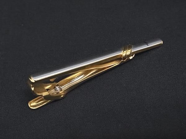 商品情報 ブランド名 YVESSAINTLAURENT イヴサンローラン 状態ランク Bランク ライン カラーシルバー系×ゴールド系 素材 サイズ(cm) 全長:約5.7cm サイズ(inch) 全長:約2.24inch ポケット 付属品画像内にあるものが全てになります シリアル及び刻印 状態使用感　擦れ小　小傷　くすみ □□□　状態ランクについて　□□□ 【N】　新品 【S】　未使用品（展示品など） 【A】　傷汚れが少なく状態の良い商品 【B】　程よい使用感や多少の傷、汚れはあるが程度良好の商品 【C】　使用感の他、目立つ傷や汚れが見れる商品 【D】　かなり大きな痛みがある難あり商品 ※記載させていただきました状態説明・ランクは、あくまで弊社基準にて判断したものとなります。 その為、個人差による主観の差が生じる場合も御座いますので、あらかじめご了承頂いた上で、ご検討下さいませ。 pleasure（株式会社peace）が販売しています。 出品中の商品につきましては全て正規品(本物）でございます。 （古物許可証第305521507463東京都公安委員会）