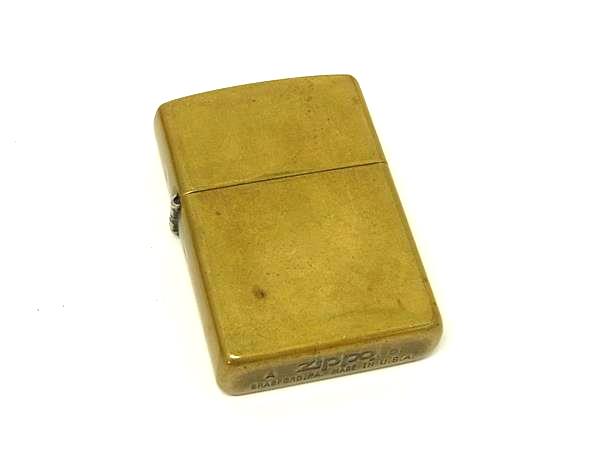 商品情報 ブランド名 ZIPPO ジッポー 状態ランク Bランク ライン カラーゴールド系 素材 サイズ(cm) W 約3.7cm　H 約5.6cm　D 約1.2cm サイズ(inch) W 約1.46inch　H 約2.20inch　D 約0.47inch ポケット 付属品画像内にあるものが全てになります シリアル及び刻印 状態使用感　擦れ小　汚れ小　小傷　くすみ着火未確認　着火保証無し　現状渡し □□□　状態ランクについて　□□□ 【N】　新品 【S】　未使用品（展示品など） 【A】　傷汚れが少なく状態の良い商品 【B】　程よい使用感や多少の傷、汚れはあるが程度良好の商品 【C】　使用感の他、目立つ傷や汚れが見れる商品 【D】　かなり大きな痛みがある難あり商品 ※記載させていただきました状態説明・ランクは、あくまで弊社基準にて判断したものとなります。 その為、個人差による主観の差が生じる場合も御座いますので、あらかじめご了承頂いた上で、ご検討下さいませ。 pleasure（株式会社peace）が販売しています。 出品中の商品につきましては全て正規品(本物）でございます。 （古物許可証第305521507463東京都公安委員会）