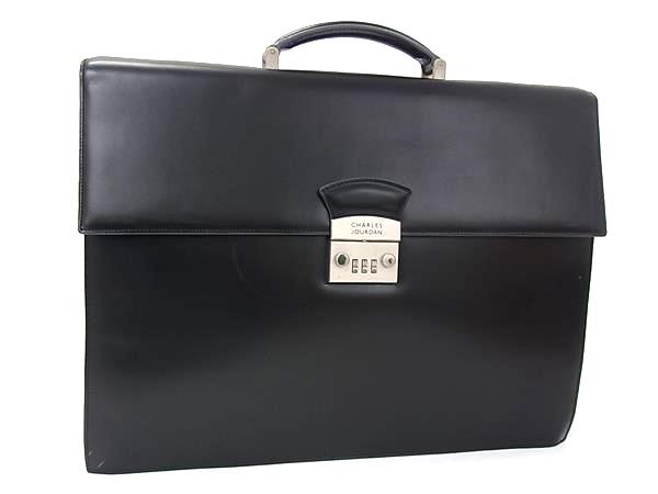 商品情報 ブランド名 CHARLES JOURDAN シャルル ジョルダン 状態ランク Bランク ライン カラーブラック系 素材 レザー サイズ(cm) W 約40cm　H 約30.5cm　D 約7cm サイズ(inch) W 約15.75inch　H 約12.01inch　D 約2.76inch ポケット外 ファスナーポケット×1　中 ポケット×2　中 ファスナーポケット×1　ペン差し×3 付属品画像内にあるものが全てになります シリアル及び刻印解錠番号:000 状態使用感　擦れ　汚れ　金具くすみ青錆　コバ割れ □□□　状態ランクについて　□□□ 【N】　新品 【S】　未使用品（展示品など） 【A】　傷汚れが少なく状態の良い商品 【B】　程よい使用感や多少の傷、汚れはあるが程度良好の商品 【C】　使用感の他、目立つ傷や汚れが見れる商品 【D】　かなり大きな痛みがある難あり商品 ※記載させていただきました状態説明・ランクは、あくまで弊社基準にて判断したものとなります。 その為、個人差による主観の差が生じる場合も御座いますので、あらかじめご了承頂いた上で、ご検討下さいませ。 pleasure（株式会社peace）が販売しています。 出品中の商品につきましては全て正規品(本物）でございます。 （古物許可証第305521507463東京都公安委員会）