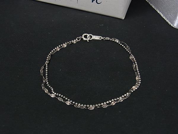 商品情報 ブランド名 4℃ ヨンドシー 状態ランク Bランク ライン カラーシルバー系 素材 SV925 サイズ(cm) 全長:約17cm サイズ(inch) 全長:約6.69inch ポケット 付属品画像内にあるものが全てになります シリアル及び刻印 状態使用感　擦れ小　小傷　くすみ □□□　状態ランクについて　□□□ 【N】　新品 【S】　未使用品（展示品など） 【A】　傷汚れが少なく状態の良い商品 【B】　程よい使用感や多少の傷、汚れはあるが程度良好の商品 【C】　使用感の他、目立つ傷や汚れが見れる商品 【D】　かなり大きな痛みがある難あり商品 ※記載させていただきました状態説明・ランクは、あくまで弊社基準にて判断したものとなります。 その為、個人差による主観の差が生じる場合も御座いますので、あらかじめご了承頂いた上で、ご検討下さいませ。 pleasure（株式会社peace）が販売しています。 出品中の商品につきましては全て正規品(本物）でございます。 （古物許可証第305521507463東京都公安委員会）