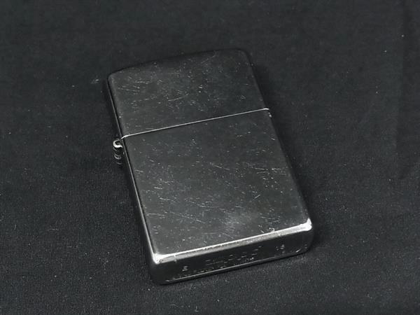 商品情報 ブランド名 ZIPPO ジッポー 状態ランク Bランク ライン カラーシルバー系 素材 サイズ(cm) W 約3.5cm　H 約5.5cm　D 約1.3cm サイズ(inch) W 約1.38inch　H 約2.17inch　D 約0.51inch ポケット 付属品画像内にあるものが全てになります シリアル及び刻印 状態使用感　擦れ　小傷くすみ小　着火未確認　着火保証無し　現状渡し □□□　状態ランクについて　□□□ 【N】　新品 【S】　未使用品（展示品など） 【A】　傷汚れが少なく状態の良い商品 【B】　程よい使用感や多少の傷、汚れはあるが程度良好の商品 【C】　使用感の他、目立つ傷や汚れが見れる商品 【D】　かなり大きな痛みがある難あり商品 ※記載させていただきました状態説明・ランクは、あくまで弊社基準にて判断したものとなります。 その為、個人差による主観の差が生じる場合も御座いますので、あらかじめご了承頂いた上で、ご検討下さいませ。 pleasure（株式会社peace）が販売しています。 出品中の商品につきましては全て正規品(本物）でございます。 （古物許可証第305521507463東京都公安委員会）