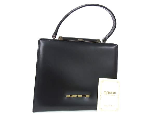 商品情報 ブランド名 KATHARINE HAMNETT キャサリンハムネット 状態ランク ABランク(美品) ライン カラーブラック系 素材 レザー サイズ(cm) W (底面)約25cm　H 約21cm　D 約9cm サイズ(inch) ポケット外 ファスナーポケット×1　中 ポケット×1　中 ファスナーポケット×1 付属品画像内にあるものが全てになります シリアル及び刻印 状態使用感小　擦れ小　汚れ小 □□□　状態ランクについて　□□□ 【N】　新品 【S】　未使用品（展示品など） 【A】　傷汚れが少なく状態の良い商品 【B】　程よい使用感や多少の傷、汚れはあるが程度良好の商品 【C】　使用感の他、目立つ傷や汚れが見れる商品 【D】　かなり大きな痛みがある難あり商品 ※記載させていただきました状態説明・ランクは、あくまで弊社基準にて判断したものとなります。 その為、個人差による主観の差が生じる場合も御座いますので、あらかじめご了承頂いた上で、ご検討下さいませ。 pleasure（株式会社peace）が販売しています。 出品中の商品につきましては全て正規品(本物）でございます。 （古物許可証第305521507463東京都公安委員会）