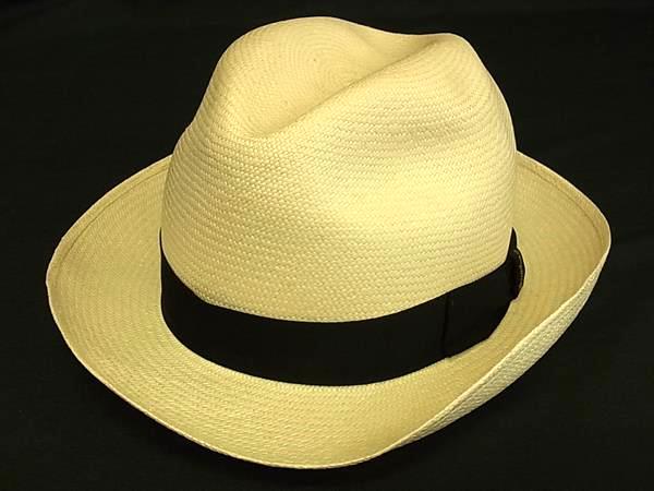 商品情報 ブランド名 BORSALINO ボルサリーノ 状態ランク Aランク(極美品) ライン カラーライトベージュ系 素材 パリア100％ サイズ(cm) 表記サイズ:58実寸:頭周り 約56cm　つば 約6.5cm サイズ(inch) ポケット 付属品画像内にあるものが全てになります シリアル及び刻印 状態擦れ小　汚れ小糸ほつれ小　テープ貼り付け □□□　状態ランクについて　□□□ 【N】　新品 【S】　未使用品（展示品など） 【A】　傷汚れが少なく状態の良い商品 【B】　程よい使用感や多少の傷、汚れはあるが程度良好の商品 【C】　使用感の他、目立つ傷や汚れが見れる商品 【D】　かなり大きな痛みがある難あり商品 ※記載させていただきました状態説明・ランクは、あくまで弊社基準にて判断したものとなります。 その為、個人差による主観の差が生じる場合も御座いますので、あらかじめご了承頂いた上で、ご検討下さいませ。 pleasure（株式会社peace）が販売しています。 出品中の商品につきましては全て正規品(本物）でございます。 （古物許可証第305521507463東京都公安委員会）
