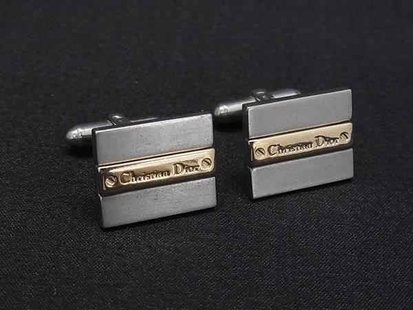 商品情報 ブランド名 ChristianDior クリスチャンディオール 状態ランク Bランク ライン カラーシルバー系×ゴールド系 素材 サイズ(cm) W 約1.9cm　H 約1.6cm サイズ(inch) W 約0.75inch　H 約0.63inch ポケット 付属品画像内にあるものが全てになります シリアル及び刻印 状態使用感　擦れ小　小傷　くすみ □□□　状態ランクについて　□□□ 【N】　新品 【S】　未使用品（展示品など） 【A】　傷汚れが少なく状態の良い商品 【B】　程よい使用感や多少の傷、汚れはあるが程度良好の商品 【C】　使用感の他、目立つ傷や汚れが見れる商品 【D】　かなり大きな痛みがある難あり商品 ※記載させていただきました状態説明・ランクは、あくまで弊社基準にて判断したものとなります。 その為、個人差による主観の差が生じる場合も御座いますので、あらかじめご了承頂いた上で、ご検討下さいませ。 pleasure（株式会社peace）が販売しています。 出品中の商品につきましては全て正規品(本物）でございます。 （古物許可証第305521507463東京都公安委員会）