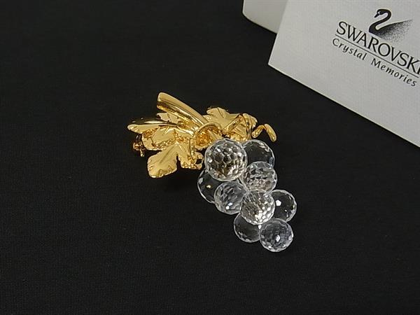 商品情報 ブランド名 SWAROVSKI スワロフスキー 状態ランク Aランク(美品) ライン カラーゴールド系×クリア 素材 サイズ(cm) W 約3.3cm　H 約4.5cm サイズ(inch) W 約1.30inch　H 約1.77inch ポケット 付属品画像内にあるものが全てになります シリアル及び刻印 状態使用感小　擦れ小 □□□　状態ランクについて　□□□ 【N】　新品 【S】　未使用品（展示品など） 【A】　傷汚れが少なく状態の良い商品 【B】　程よい使用感や多少の傷、汚れはあるが程度良好の商品 【C】　使用感の他、目立つ傷や汚れが見れる商品 【D】　かなり大きな痛みがある難あり商品 ※記載させていただきました状態説明・ランクは、あくまで弊社基準にて判断したものとなります。 その為、個人差による主観の差が生じる場合も御座いますので、あらかじめご了承頂いた上で、ご検討下さいませ。 pleasure（株式会社peace）が販売しています。 出品中の商品につきましては全て正規品(本物）でございます。 （古物許可証第305521507463東京都公安委員会）