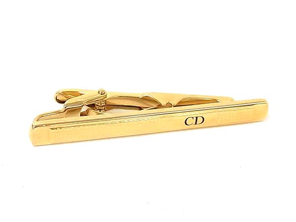 商品情報 ブランド名 ChristianDior クリスチャンディオール 状態ランク SAランク(新品同様) ライン カラーゴールド系 素材 サイズ(cm) 全長:約6cm サイズ(inch) 全長:約2.36inch ポケット 付属品画像内にあるものが全てになります シリアル及び刻印 状態擦れ小 □□□　状態ランクについて　□□□ 【N】　新品 【S】　未使用品（展示品など） 【A】　傷汚れが少なく状態の良い商品 【B】　程よい使用感や多少の傷、汚れはあるが程度良好の商品 【C】　使用感の他、目立つ傷や汚れが見れる商品 【D】　かなり大きな痛みがある難あり商品 ※記載させていただきました状態説明・ランクは、あくまで弊社基準にて判断したものとなります。 その為、個人差による主観の差が生じる場合も御座いますので、あらかじめご了承頂いた上で、ご検討下さいませ。 pleasure（株式会社peace）が販売しています。 出品中の商品につきましては全て正規品(本物）でございます。 （古物許可証第305521507463東京都公安委員会）