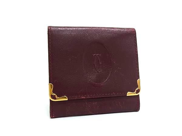 商品情報 ブランド名 Cartier カルティエ 状態ランク Bランク ライン カラーボルドー系 素材 レザー サイズ(cm) W 約8cm　H 約7.8cm　D 約0.9cm サイズ(inch) W 約3.15inch　H 約3.07inch　D 約0.35inch ポケット外 ポケット×1　中 ポケット×1 付属品画像内にあるものが全てになります シリアル及び刻印 状態使用感　擦れ　汚れ素材剥がれ　 □□□　状態ランクについて　□□□ 【N】　新品 【S】　未使用品（展示品など） 【A】　傷汚れが少なく状態の良い商品 【B】　程よい使用感や多少の傷、汚れはあるが程度良好の商品 【C】　使用感の他、目立つ傷や汚れが見れる商品 【D】　かなり大きな痛みがある難あり商品 ※記載させていただきました状態説明・ランクは、あくまで弊社基準にて判断したものとなります。 その為、個人差による主観の差が生じる場合も御座いますので、あらかじめご了承頂いた上で、ご検討下さいませ。 pleasure（株式会社peace）が販売しています。 出品中の商品につきましては全て正規品(本物）でございます。 （古物許可証第305521507463東京都公安委員会）