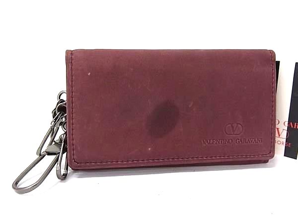 商品情報 ブランド名 VALENTINO GARAVANI ヴァレンティノ ガラヴァーニ 状態ランク Bランク ライン カラーボルドー系 素材 レザー サイズ(cm) W 約10.1cm　H 約5.5cm　D 約1.5cm サイズ(inch) W 約3.98inch　H 約2.17inch　D 約0.59inch ポケット中 ポケット×2 付属品画像内にあるものが全てになります シリアル及び刻印 状態使用感小　擦れ　汚れ □□□　状態ランクについて　□□□ 【N】　新品 【S】　未使用品（展示品など） 【A】　傷汚れが少なく状態の良い商品 【B】　程よい使用感や多少の傷、汚れはあるが程度良好の商品 【C】　使用感の他、目立つ傷や汚れが見れる商品 【D】　かなり大きな痛みがある難あり商品 ※記載させていただきました状態説明・ランクは、あくまで弊社基準にて判断したものとなります。 その為、個人差による主観の差が生じる場合も御座いますので、あらかじめご了承頂いた上で、ご検討下さいませ。 pleasure（株式会社peace）が販売しています。 出品中の商品につきましては全て正規品(本物）でございます。 （古物許可証第305521507463東京都公安委員会）