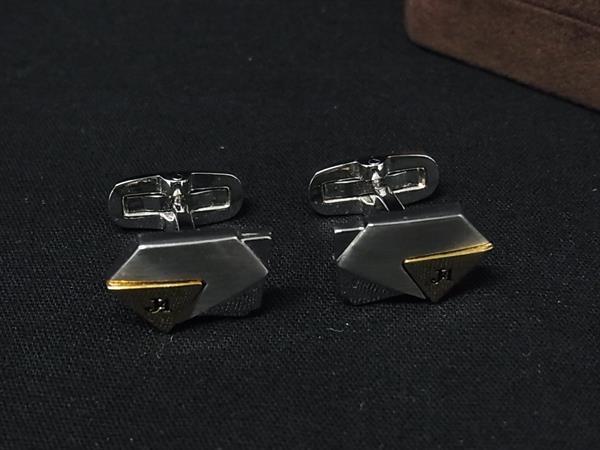 商品情報 ブランド名 jun asida ジュン アシダ 状態ランク Aランク(美品) ライン カラーシルバー系 素材 SV925 サイズ(cm) W 約1.2cm　H 約1cm サイズ(inch) W 約0.47inch　H 約0.39inch ポケット 付属品画像内にあるものが全てになります シリアル及び刻印 状態使用感小　擦れ小くすみ小　 □□□　状態ランクについて　□□□ 【N】　新品 【S】　未使用品（展示品など） 【A】　傷汚れが少なく状態の良い商品 【B】　程よい使用感や多少の傷、汚れはあるが程度良好の商品 【C】　使用感の他、目立つ傷や汚れが見れる商品 【D】　かなり大きな痛みがある難あり商品 ※記載させていただきました状態説明・ランクは、あくまで弊社基準にて判断したものとなります。 その為、個人差による主観の差が生じる場合も御座いますので、あらかじめご了承頂いた上で、ご検討下さいませ。 pleasure（株式会社peace）が販売しています。 出品中の商品につきましては全て正規品(本物）でございます。 （古物許可証第305521507463東京都公安委員会）