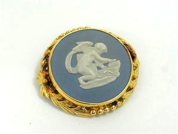 商品情報 ブランド名 WEDGWOOD ウェッジウッド 状態ランク Bランク ライン カラーゴールド系 素材 サイズ(cm) W 約3.7cm　H 約3.7cm サイズ(inch) W 約1.46inch　H 約1.46inch ポケット 付属品画像内にあるものが全てになります シリアル及び刻印 状態使用感小　擦れ小　汚れ小　くすみ □□□　状態ランクについて　□□□ 【N】　新品 【S】　未使用品（展示品など） 【A】　傷汚れが少なく状態の良い商品 【B】　程よい使用感や多少の傷、汚れはあるが程度良好の商品 【C】　使用感の他、目立つ傷や汚れが見れる商品 【D】　かなり大きな痛みがある難あり商品 ※記載させていただきました状態説明・ランクは、あくまで弊社基準にて判断したものとなります。 その為、個人差による主観の差が生じる場合も御座いますので、あらかじめご了承頂いた上で、ご検討下さいませ。 pleasure（株式会社peace）が販売しています。 出品中の商品につきましては全て正規品(本物）でございます。 （古物許可証第305521507463東京都公安委員会）