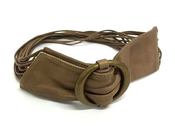 商品情報 ブランド名 ARMANI COLLEZIONI アルマーニ コレッツィオーニ 状態ランク Bランク ライン カラーベージュ系 素材 レザー サイズ(cm) 表記サイズ:42ウエスト 約97cm(調節可能)　ベルト幅 約7.5cm サイズ(inch) ポケット 付属品画像内にあるものが全てになります シリアル及び刻印 状態使用感　擦れ　汚れ小　金具小傷　金具くすみ素材剥げ　色変わり □□□　状態ランクについて　□□□ 【N】　新品 【S】　未使用品（展示品など） 【A】　傷汚れが少なく状態の良い商品 【B】　程よい使用感や多少の傷、汚れはあるが程度良好の商品 【C】　使用感の他、目立つ傷や汚れが見れる商品 【D】　かなり大きな痛みがある難あり商品 ※記載させていただきました状態説明・ランクは、あくまで弊社基準にて判断したものとなります。 その為、個人差による主観の差が生じる場合も御座いますので、あらかじめご了承頂いた上で、ご検討下さいませ。 pleasure（株式会社peace）が販売しています。 出品中の商品につきましては全て正規品(本物）でございます。 （古物許可証第305521507463東京都公安委員会）