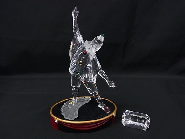 商品情報 ブランド名 SWAROVSKI スワロフスキー 状態ランク Aランク(極美品) ライン カラークリア 素材 サイズ(cm) ピエロ　W 約11.5cm　H 約19cm　D 約9cm台座　W 約14cm　H 約3.3cm　D 約9cm サイズ(inch) ポケット 付属品画像内にあるものが全てになります シリアル及び刻印 状態使用感小　擦れ小 □□□　状態ランクについて　□□□ 【N】　新品 【S】　未使用品（展示品など） 【A】　傷汚れが少なく状態の良い商品 【B】　程よい使用感や多少の傷、汚れはあるが程度良好の商品 【C】　使用感の他、目立つ傷や汚れが見れる商品 【D】　かなり大きな痛みがある難あり商品 ※記載させていただきました状態説明・ランクは、あくまで弊社基準にて判断したものとなります。 その為、個人差による主観の差が生じる場合も御座いますので、あらかじめご了承頂いた上で、ご検討下さいませ。 pleasure（株式会社peace）が販売しています。 出品中の商品につきましては全て正規品(本物）でございます。 （古物許可証第305521507463東京都公安委員会）