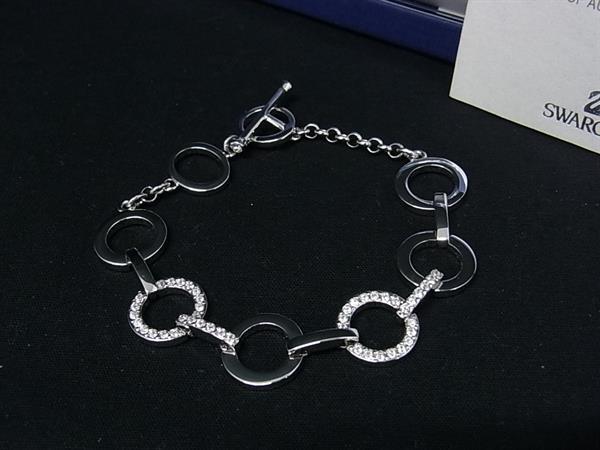 商品情報 ブランド名 SWAROVSKI スワロフスキー 状態ランク SAランク(新品同様) ライン カラーシルバー系 素材 サイズ(cm) 全長:約20.5cm幅:(最大部)約1.5cm サイズ(inch) 全長:約8.07inch ポケット 付属品画像内にあるものが全てになります シリアル及び刻印 状態擦れ小 □□□　状態ランクについて　□□□ 【N】　新品 【S】　未使用品（展示品など） 【A】　傷汚れが少なく状態の良い商品 【B】　程よい使用感や多少の傷、汚れはあるが程度良好の商品 【C】　使用感の他、目立つ傷や汚れが見れる商品 【D】　かなり大きな痛みがある難あり商品 ※記載させていただきました状態説明・ランクは、あくまで弊社基準にて判断したものとなります。 その為、個人差による主観の差が生じる場合も御座いますので、あらかじめご了承頂いた上で、ご検討下さいませ。 pleasure（株式会社peace）が販売しています。 出品中の商品につきましては全て正規品(本物）でございます。 （古物許可証第305521507463東京都公安委員会）