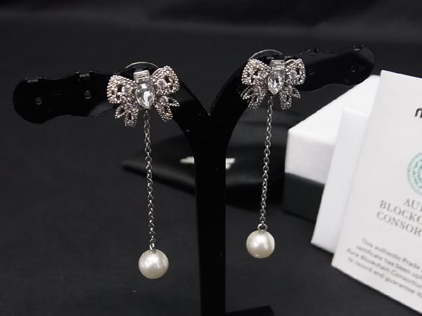 ■極美品■ miumiu ミュウミュウ フェイクパール ラインストーン リボン ピアス アクセサリー レディース シルバー系×ホワイト系 AR2256のサムネイル