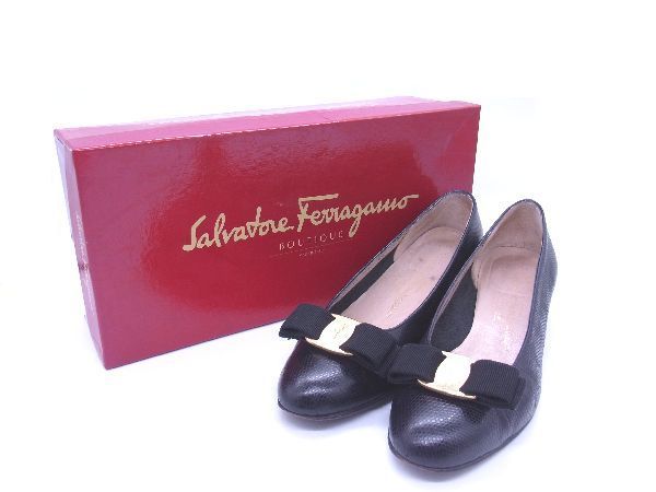 Salvatore Ferragamo フェラガモ ヴァラリ