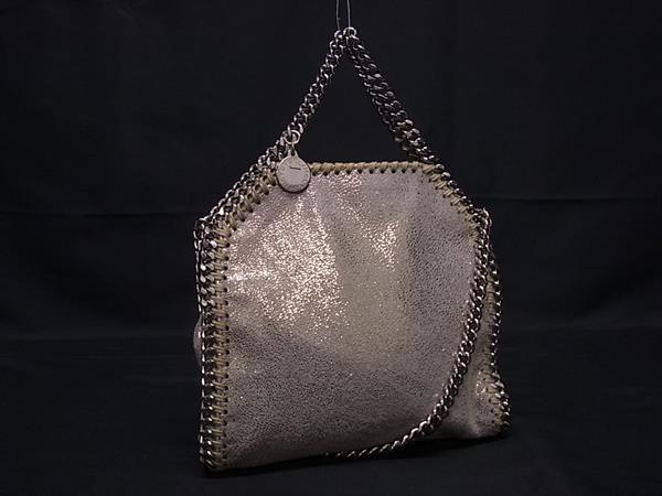 商品情報 ブランド名 STELLA McCARTNEY ステラ マッカートニー 状態ランク Sランク(未使用品) ライン カラーベージュ系×ゴールド系 素材 エコレザー サイズ(cm) W 約17cm　H 約19cm　D 約4.5cm サイズ(inch) ポケット中 ポケット×1 付属品画像内にあるものが全てになります シリアル及び刻印 状態擦れ小 □□□　状態ランクについて　□□□ 【N】　新品 【S】　未使用品（展示品など） 【A】　傷汚れが少なく状態の良い商品 【B】　程よい使用感や多少の傷、汚れはあるが程度良好の商品 【C】　使用感の他、目立つ傷や汚れが見れる商品 【D】　かなり大きな痛みがある難あり商品 ※記載させていただきました状態説明・ランクは、あくまで弊社基準にて判断したものとなります。 その為、個人差による主観の差が生じる場合も御座いますので、あらかじめご了承頂いた上で、ご検討下さいませ。 pleasure（株式会社peace）が販売しています。 出品中の商品につきましては全て正規品(本物）でございます。 （古物許可証第305521507463東京都公安委員会）