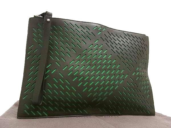 商品情報 ブランド名 BOTTEGA VENETA ボッテガヴェネタ 状態ランク Aランク(極美品) ライン カラーダークグリーン系 素材 レザー サイズ W 約30cm　H 約20cm　D 約0.3cm ポケット 付属品画像内にあるものが全てになります シリアル及び刻印 状態使用感小　擦れ小　汚れ小 □□□　状態ランクについて　□□□ 【N】　新品 【S】　未使用品（展示品など） 【A】　傷汚れが少なく状態の良い商品 【B】　程よい使用感や多少の傷、汚れはあるが程度良好の商品 【C】　使用感の他、目立つ傷や汚れが見れる商品 【D】　かなり大きな痛みがある難あり商品 ※記載させていただきました状態説明・ランクは、あくまで弊社基準にて判断したものとなります。 その為、個人差による主観の差が生じる場合も御座いますので、あらかじめご了承頂いた上で、ご検討下さいませ。 pleasure（株式会社peace）が販売しています。 出品中の商品につきましては全て正規品(本物）でございます。 （古物許可証第305521507463東京都公安委員会）