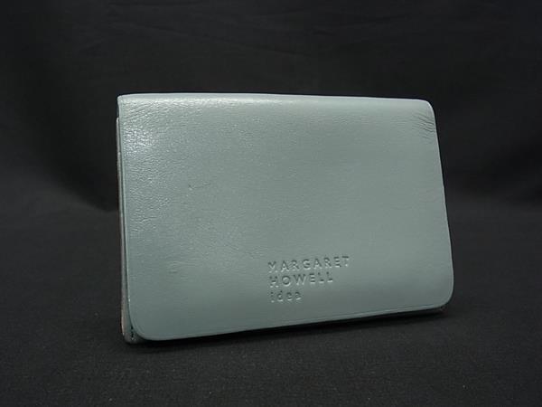 商品情報 ブランド名 MARGARET HOWELL マーガレットハウエル 状態ランク Bランク ライン カラーグリーン系 素材 レザー サイズ(cm) W 約10.7cm　H 約7.2cm　D 約0.8cm サイズ(inch) W 約4.21inch　H 約2.83inch　D 約0.31inch ポケット外 ポケット×1　中 ポケット×2 付属品画像内にあるものが全てになります シリアル及び刻印 状態使用感　擦れ　汚れ小 □□□　状態ランクについて　□□□ 【N】　新品 【S】　未使用品（展示品など） 【A】　傷汚れが少なく状態の良い商品 【B】　程よい使用感や多少の傷、汚れはあるが程度良好の商品 【C】　使用感の他、目立つ傷や汚れが見れる商品 【D】　かなり大きな痛みがある難あり商品 ※記載させていただきました状態説明・ランクは、あくまで弊社基準にて判断したものとなります。 その為、個人差による主観の差が生じる場合も御座いますので、あらかじめご了承頂いた上で、ご検討下さいませ。 pleasure（株式会社peace）が販売しています。 出品中の商品につきましては全て正規品(本物）でございます。 （古物許可証第305521507463東京都公安委員会）