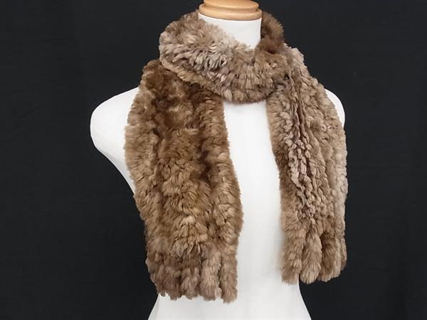 商品情報 ブランド名 JME by CHAKO 状態ランク Aランク(美品) ライン カラーブラウン系 素材 ファー サイズ(cm) 全長 121cm(フリンジ含まず)　幅 約13cm サイズ(inch) ポケット 付属品画像内にあるものが全てになります シリアル及び刻印 状態使用感小　擦れ小 □□□　状態ランクについて　□□□ 【N】　新品 【S】　未使用品（展示品など） 【A】　傷汚れが少なく状態の良い商品 【B】　程よい使用感や多少の傷、汚れはあるが程度良好の商品 【C】　使用感の他、目立つ傷や汚れが見れる商品 【D】　かなり大きな痛みがある難あり商品 ※記載させていただきました状態説明・ランクは、あくまで弊社基準にて判断したものとなります。 その為、個人差による主観の差が生じる場合も御座いますので、あらかじめご了承頂いた上で、ご検討下さいませ。 pleasure（株式会社peace）が販売しています。 出品中の商品につきましては全て正規品(本物）でございます。 （古物許可証第305521507463東京都公安委員会）