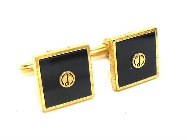 商品情報 ブランド名 dunhill ダンヒル 状態ランク Bランク ライン カラーゴールド系×ブラック系 素材 サイズ W 約1.8cm　H 約1.8cm ポケット 付属品画像内にあるものが全てになります シリアル及び刻印 状態使用感小　擦れ小　小傷　くすみ □□□　状態ランクについて　□□□ 【N】　新品 【S】　未使用品（展示品など） 【A】　傷汚れが少なく状態の良い商品 【B】　程よい使用感や多少の傷、汚れはあるが程度良好の商品 【C】　使用感の他、目立つ傷や汚れが見れる商品 【D】　かなり大きな痛みがある難あり商品 ※記載させていただきました状態説明・ランクは、あくまで弊社基準にて判断したものとなります。 その為、個人差による主観の差が生じる場合も御座いますので、あらかじめご了承頂いた上で、ご検討下さいませ。 pleasure（株式会社peace）が販売しています。 出品中の商品につきましては全て正規品(本物）でございます。 （古物許可証第305521507463東京都公安委員会）