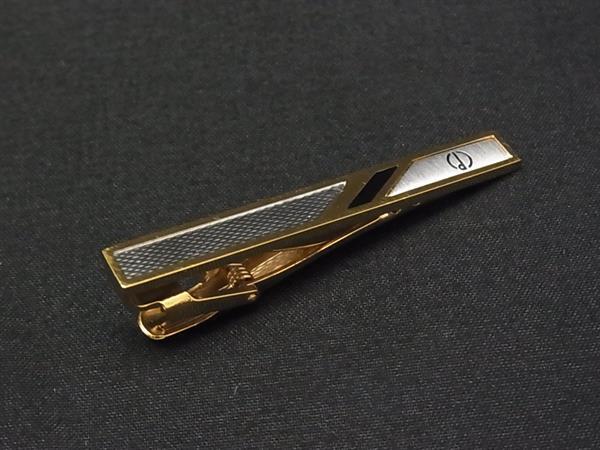 商品情報 ブランド名 dunhill ダンヒル 状態ランク Aランク(美品) ライン カラーゴールド系×シルバー系 素材 サイズ(cm) 全長:約5.3cm サイズ(inch) 全長:約2.09inch ポケット 付属品画像内にあるものが全てになります シリアル及び刻印 状態使用感小　擦れ小　小傷くすみ小 □□□　状態ランクについて　□□□ 【N】　新品 【S】　未使用品（展示品など） 【A】　傷汚れが少なく状態の良い商品 【B】　程よい使用感や多少の傷、汚れはあるが程度良好の商品 【C】　使用感の他、目立つ傷や汚れが見れる商品 【D】　かなり大きな痛みがある難あり商品 ※記載させていただきました状態説明・ランクは、あくまで弊社基準にて判断したものとなります。 その為、個人差による主観の差が生じる場合も御座いますので、あらかじめご了承頂いた上で、ご検討下さいませ。 pleasure（株式会社peace）が販売しています。 出品中の商品につきましては全て正規品(本物）でございます。 （古物許可証第305521507463東京都公安委員会）